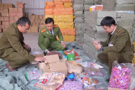 Tính dễ dãi của người tiêu dùng dẫn đến việc chấp nhận mua hàng nhái, hàng giả, hàng kém chất lượng. (Ảnh: Vietnam+)