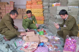 Tính dễ dãi của người tiêu dùng dẫn đến việc chấp nhận mua hàng nhái, hàng giả, hàng kém chất lượng. (Ảnh: Vietnam+)