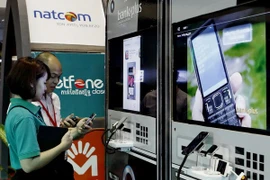 Người tiêu dùng đang lựa chọn công nghệ và dịch vụ mạng (Ảnh: TTXVN)