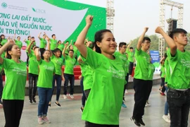 Hàng trăm bạn trẻ nhảy flashmob kêu gọi bảo vệ môi trường hồ Hà Nội. (Ảnh: Đạt Hùng/Vietnam+)