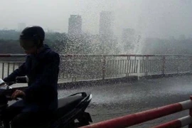  Vỡ ống nước trên cầu Chương Dương. (Ảnh: Minh Sơn/Vietnam+)