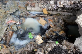 Nước thải làng nghề sản xuất giấy Phong Khê "bức tử" môi trường. (Ảnh: Hùng Võ/Vietnam+)