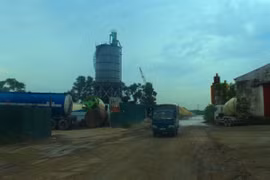 Trạm trộn bê tông tại Cảng Khuyến Lương. (Ảnh: H.V/Vietnam+)