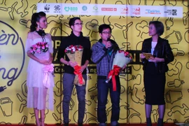 Hoa hậu Lan Khuê (váy trắng), Vlogger JVevermind và Thủ lĩnh trẻ Hoàng Đức Minh tại buổi họp báo phát động Chiến dịch “Tắt đèn Bật ý tưởng 2016”. (Ảnh: H.V/Vietnamm+)