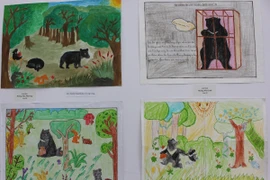 Những bức tranh ấn tượng của các em học sinh tham dự cuộc thi vẽ tranh bảo vệ gấu. (Ảnh: H.V/Vietnam+)