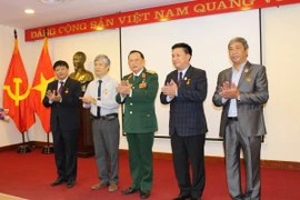 Thượng tướng Nguyễn Văn Được (chính giữa) trao kỷ niệm chương cho các đồng chí cán bộ, hội viên Hội Cựu chiến binh TTXVN. (Ảnh: PV/Vietnam+)