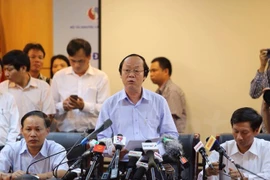 Hàng trăm phóng viên báo chí dự buổi họp báo 8 phút của Bộ Tài nguyên và Môi trường. (Ảnh: Hùng Võ/Vietnam+)