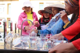 Người dân làng chài Hà Phong, thành phố Hạ Long, tỉnh Quảng Ninh phấn khởi khi được dùng nước sạch miễn phí. (Ảnh: Hùng Võ/Vietnam+)