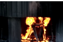 Các cơ sở sản xuất sử dụng lưới nhựa làm nhiên liệu đốt, xả khói trực tiếp ra môi trường. (Ảnh: H.V/Vietnam+)