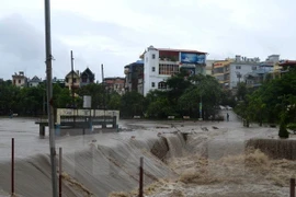 Thành phố Uông Bí ngập sâu trong nước lũ xảy ra vào năm 2015. (Nguồn ảnh: TTXVN)