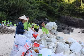 Tình nguyện viên thu gom rác, phao xốp tại một số hòn đảo thuộc Vịnh Hạ Long. (Ảnh: Hùng Võ/Vietnam+) 