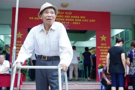 Cụ Phương, 87 tuổi ở phường Yên Phụ cho biết, cụ đã tham gia bầu cử từ năm 1946, tới nay chưa sót một kỳ bầu cử nào. (Ảnh: Võ Phương/Vietnam+)