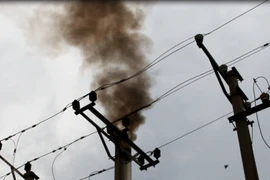 Những ống khói đen u ám, mùi khét lẹt. (Ảnh: Hùng Võ/Vietnam+)