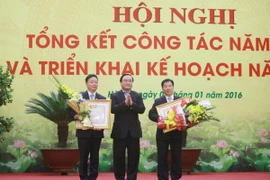 Phó Thủ tướng Hoàng Trung Hải (đứng giữa) trao tặng Danh hiệu Chiến sĩ thi đua Toàn quốc của Thủ tướng Chính phủ cho Thứ trưởng Trần Hồng Hà và Thứ trưởng Nguyễn Thái Lai. (Nguồn: TTXVN)