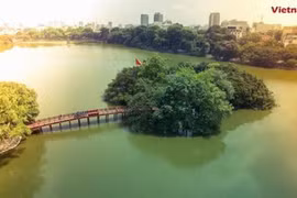 Chung tay bảo vệ môi trường để có những không gian xanh như Hồ Gươm. (Ảnh: Vietnam+)