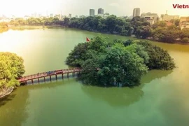 Chung tay bảo vệ môi trường để có những không gian xanh như Hồ Gươm. (Ảnh: Vietnam+)