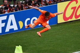 Ảnh chế pha tung cước ăn mừng ấn tượng của Huntelaar