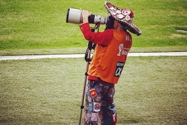 Phóng viên ảnh gây sốt ở World Cup nhờ trang phục kỳ lạ