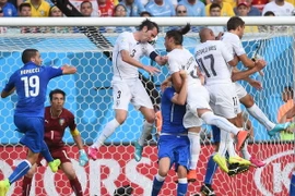 Costa Rica chễm chệ ngôi đầu, Italy theo bước Anh về nước