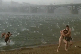 Người dân hoảng loạn vì cơn mưa đá giống như "Ngày tận thế"