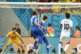 Ảnh động cú dứt điểm khiến thủ môn Hy Lạp đứng chôn chân