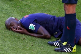 Hậu vệ Hà Lan trợn mắt, nằm bất động sau pha va chạm với Cahill