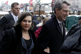 Bà Nuland cùng Đại sứ Pyatt trong chuyến thăm Kiev tháng 12/2013 (Nguồn: Reuters)
