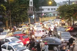 Nhiều tuyến phố ùn tắc do lượng phương tiện đi lộn xộn. (Ảnh: Việt Hùng/Vietnam+)