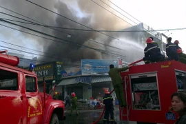 Video vụ cháy lớn gần Trung tâm Thương mại Kon Tum