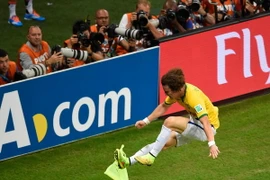 David Luiz tái hiện pha tung cước cột cờ sau khi lập siêu phẩm