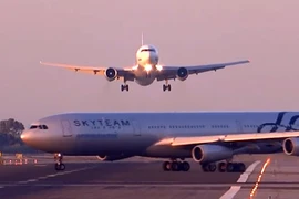 Hai máy bay suýt đâm nhau nổ tung ngay trên đường băng 