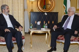Tổng thống Palestine Mahmud Abbas (bên phải) trong cuộc gặp gỡ.(Nguồn:AFP)