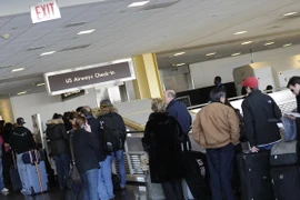 Anh "bắt chước" cách thắt chặt an ninh hàng không của Mỹ