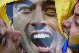 Cổ động viên Uruguay hóa thân thành Suarez trên khắp khán đài