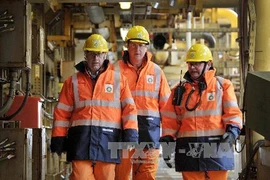 Thủ tướng Anh David Cameron (giữa) trong chuyến thăm một giàn khoan dầu. (Nguồn: AFP/TTXVN)