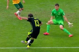 Torres và Mata thi nhau “xỏ lỗ kim” thủ môn của Australia