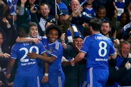 Chelsea "rửa mặt" cho người Anh, Ronaldo lập cú đúp