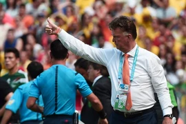 Louis van Gaal được ca ngợi là “thiên tài” khi bỏ van Persie