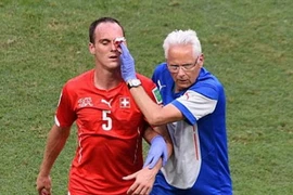 Cầu thủ Thụy Sĩ rách mặt, đổ máu sau pha cao chân của Giroud