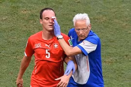Cầu thủ Thụy Sĩ rách mặt, đổ máu sau pha cao chân của Giroud