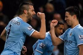 Negredo, Ibrahimovic lập hat-trick, Messi tái xuất bằng cú đúp