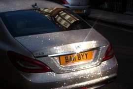 Nữ sinh viên Nga chơi trội khi đính pha lê vào chiếc xe Mercedes