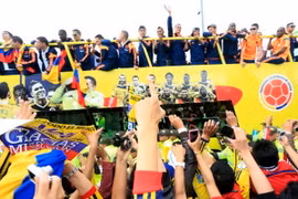 James Rodriguez bị đồng đội lấn át ở lễ mừng công World Cup