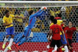 Thủ môn Mexico "choáng" khi được ví với huyền thoại Anh