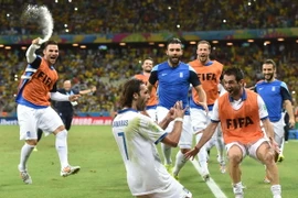 Hy Lạp lại tạo nên chuyện thần kỳ, Nhật Bản chia tay cay đắng