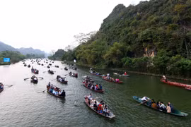 Du khách tấp nập trong ngày Khai hội Chùa Hương 2014