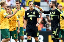 Hà Lan - Chile 2-0, TBN - Australia 3-0: "Bò tót" ngẩng cao đầu