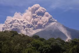 Núi lửa tại Guatemala phun trào, bão lớn tiến vào Hawaii