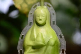 Nông dân Trung Quốc trồng bầu, lê hình Phật Bà Quan Âm và Di Lặc