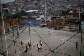 Giấc mơ trở thành Neymar của những đứa trẻ Brazil bị ngăn cấm